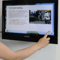 Touchscreen-Monitor zu Migrationsbewe- gungen